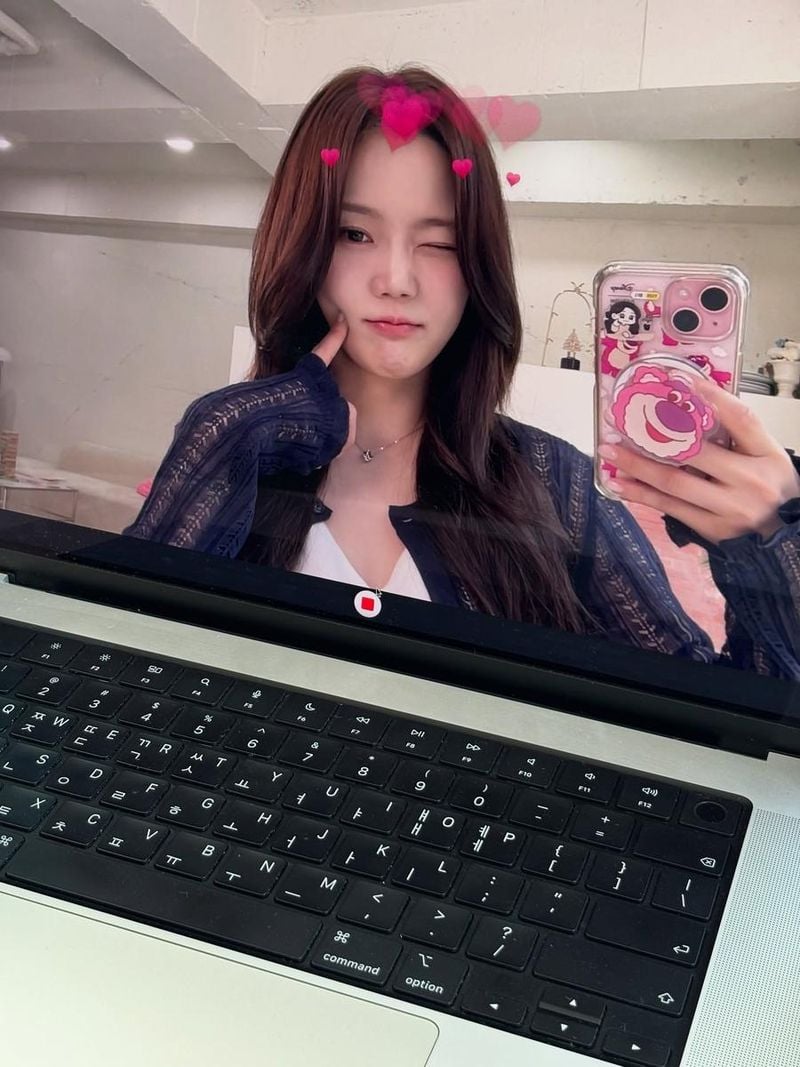 “너무 더운 어느 날”…효정, 장난기 가득 셀카→여름 한가운데 미소 / 걸그룹 오마이걸 효정 인스타그램