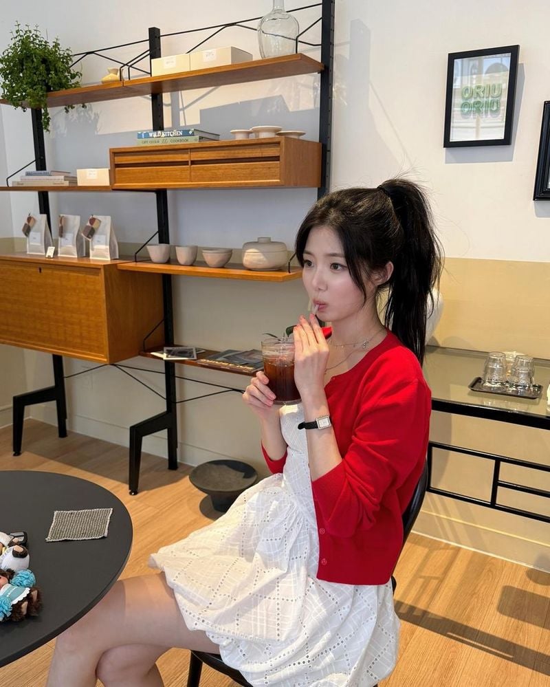 “설렘이 머무는 오후”…신지연, 여름빛 향기→순수한 미소 / 방송인 신지연 인스타그램