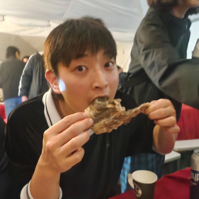 “말걸지마 먹어야되니까”…정진운, 자유로운 저녁→유쾌한 일상 포착 / 그룹 2AM 정진운 인스타그램