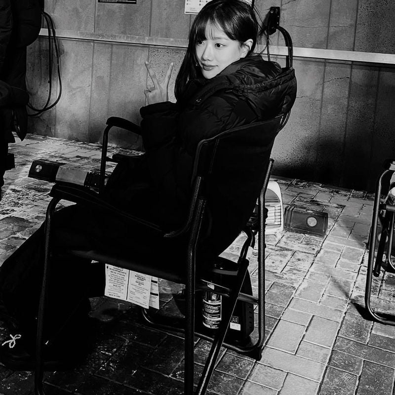 “오늘 밤 10시”…이나은, 검은 패딩 속 미소→여름밤 대기실 감성 / 배우 이나은 인스타그램