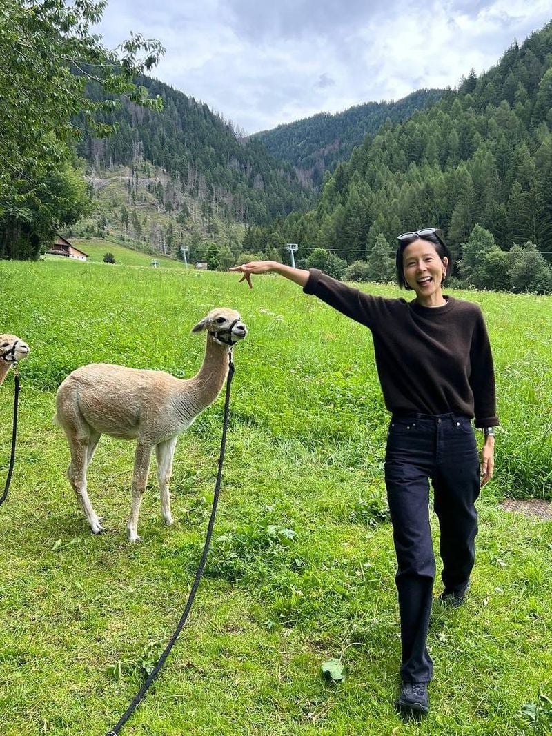 “고요한 들판에서 웃음 지었죠”…김나영, 여름의 초록 풍경→자연 속 힐링 미소