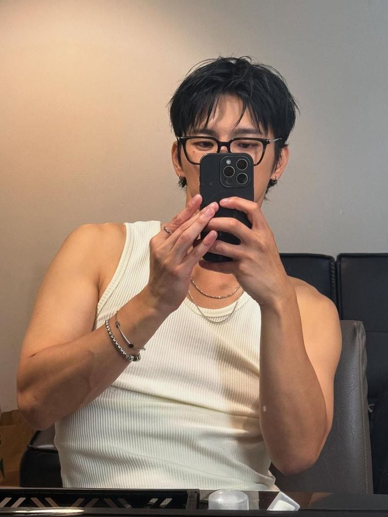 “고요한 눈빛에 녹아든 오후”…서인국, 여름 거울 셀카→도시적 섬세함 / 배우 서인국 인스타그램