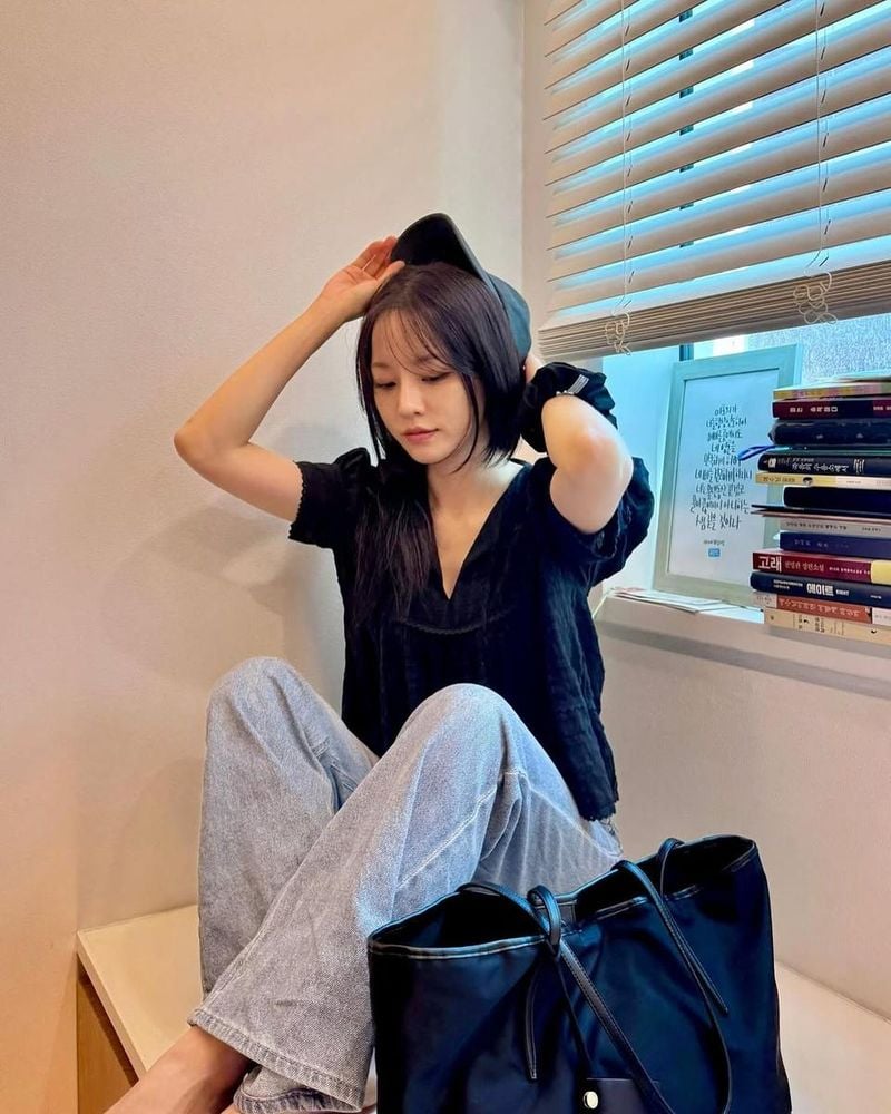 “검은 여름의 오후”…배윤경, 고요한 시선→심연 같은 매혹 / 배우 배윤경 인스타그램