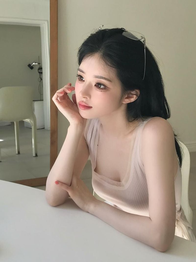 “내사랑 더티스와 여름”…유혜원, 청순함 속 시원함→시선 압도 / 커플팰리스2 출연자 모델 유혜원 인스타그램
