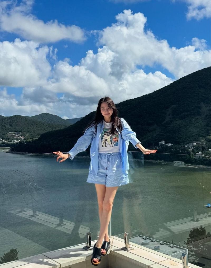 “푸른 여름과 맞닿은 듯”…안소희, 맑은 미소→경쾌한 휴식의 순간 / 배우 안소희 인스타그램