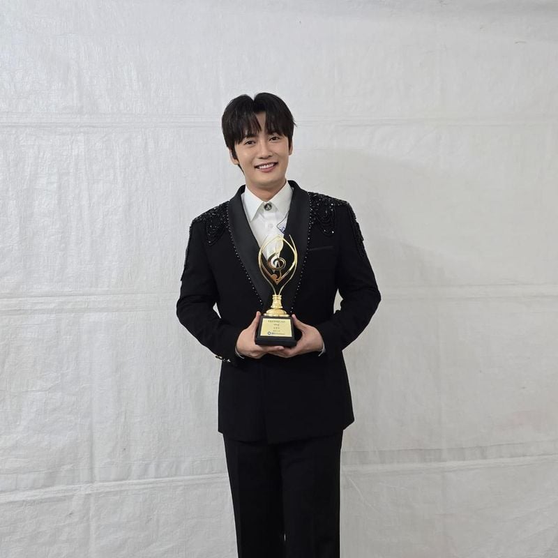 “여러분의 사랑과 응원 덕분에”…손빈아, 영광의 순간→트로피 품에 안다 / 가수 손빈아 인스타그램