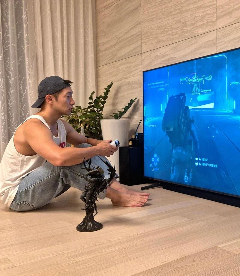 “Death Stranding 2”…손석구, 몰입과 여유→집안 여름밤 집중 / 배우 손석구 인스타그램