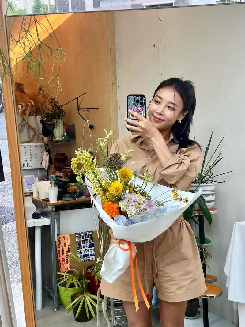 “내 작은 꽃과 함께한 순간”…유빈, 여름 햇살 아래 미소→따스한 감성 가득 / 걸그룹 원더걸스 유빈 인스타그램
