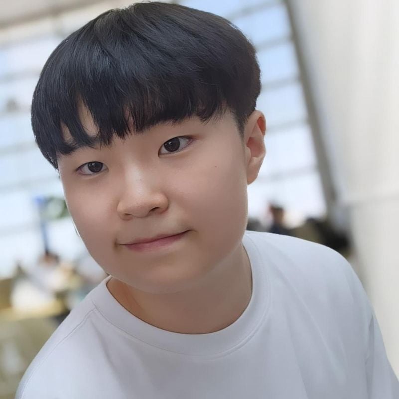 “행복을 노래합니다”…송도현, 여름휴가 앞두고 미소 담은 순간 / 가수 송도현 인스타그램