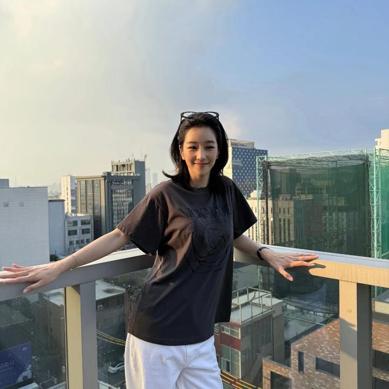 “가볍고 편안한 오늘”…서예지, 도심 햇살 속 여유→여름 오후의 미소 / 배우 서예지 인스타그램