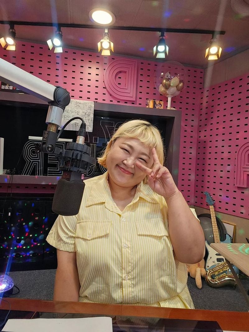“오늘도 잼나게 해볼게염”…홍윤화, 환한 미소로 스튜디오 물들이다 / 코미디언 홍윤화 인스타그램