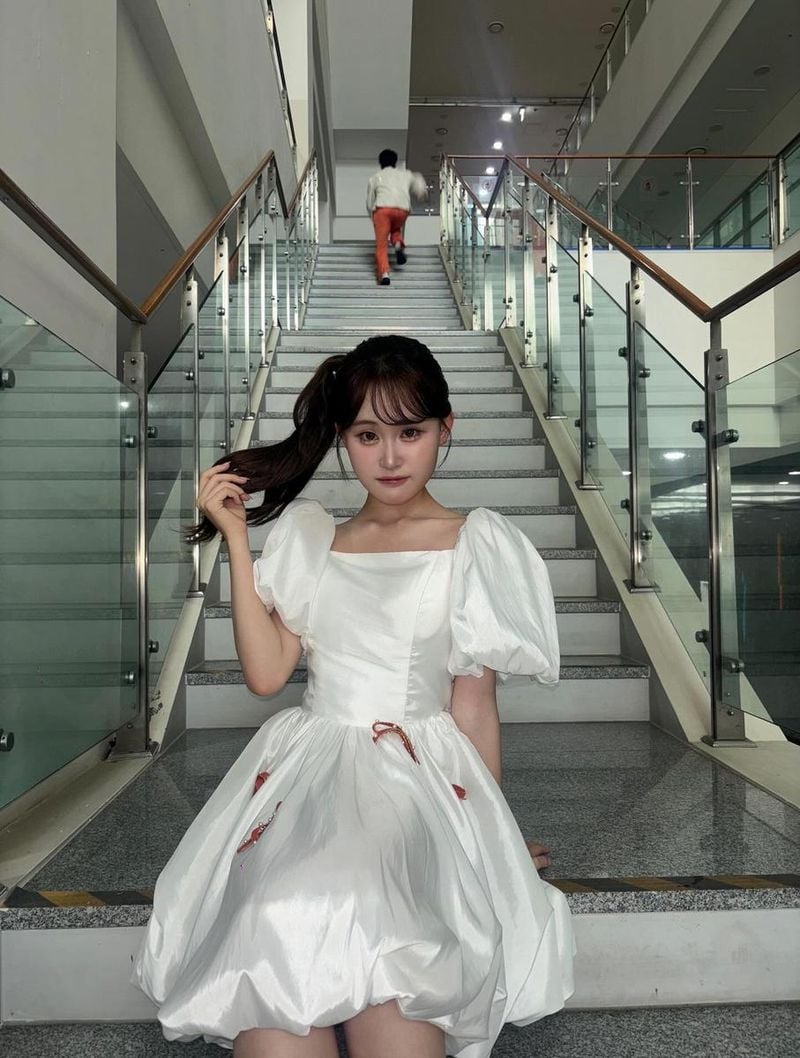 “뒤에서 뛰는 사람은 누구일까요”…김다현, 호기심 한가득→동화 같은 여름 오후 / 가수 김다현 인스타그램