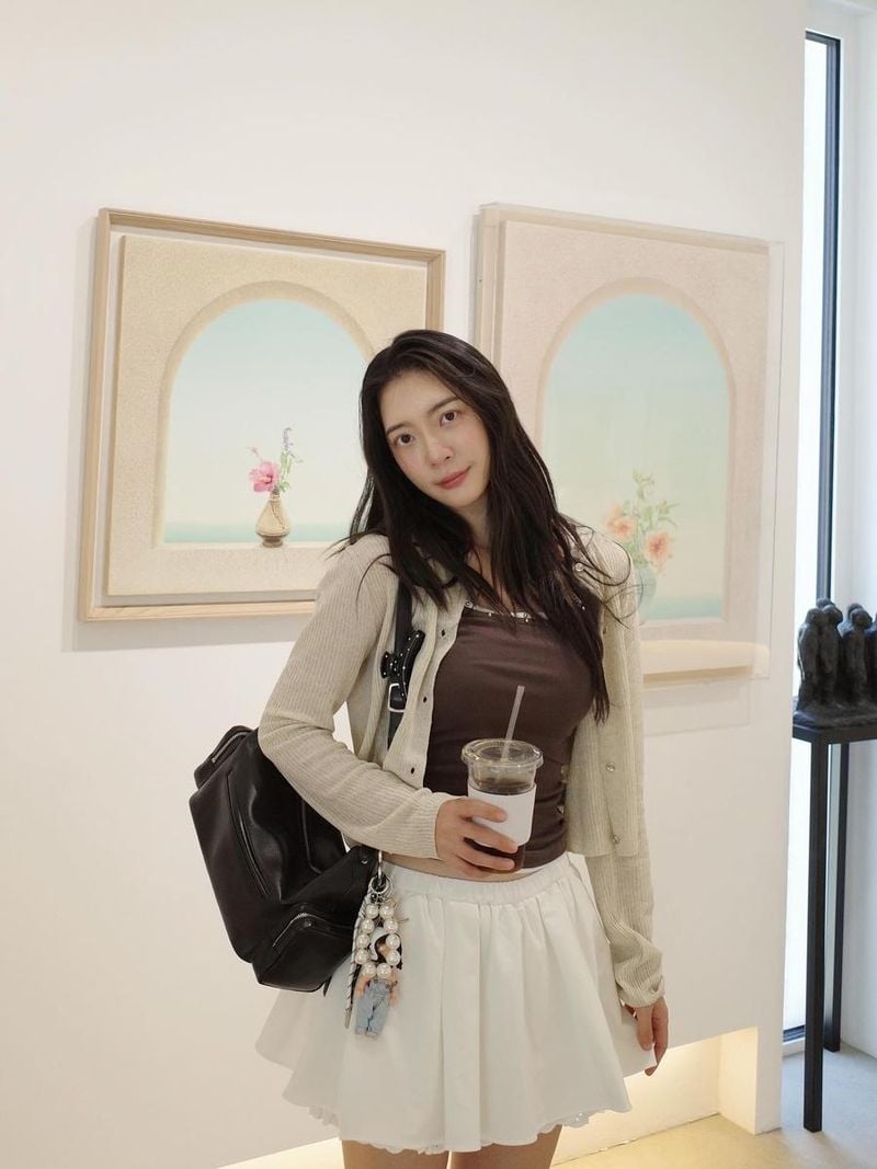 “여름아 따뜻해도 뜨겁지 않게”…조아영, 담백한 미소→화사한 갤러리 산책 / 배우 조아영 인스타그램