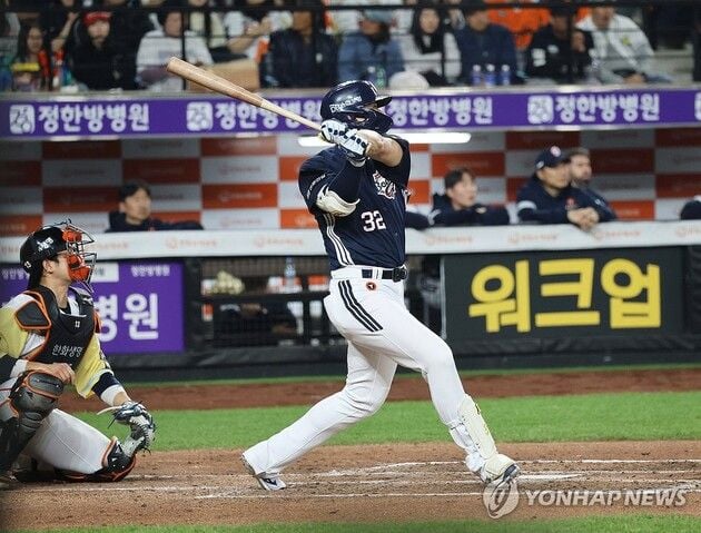 “274호 홈런 작렬”…김재환, 두산 구단 최다 홈런 신기록 달성 / 연합뉴스