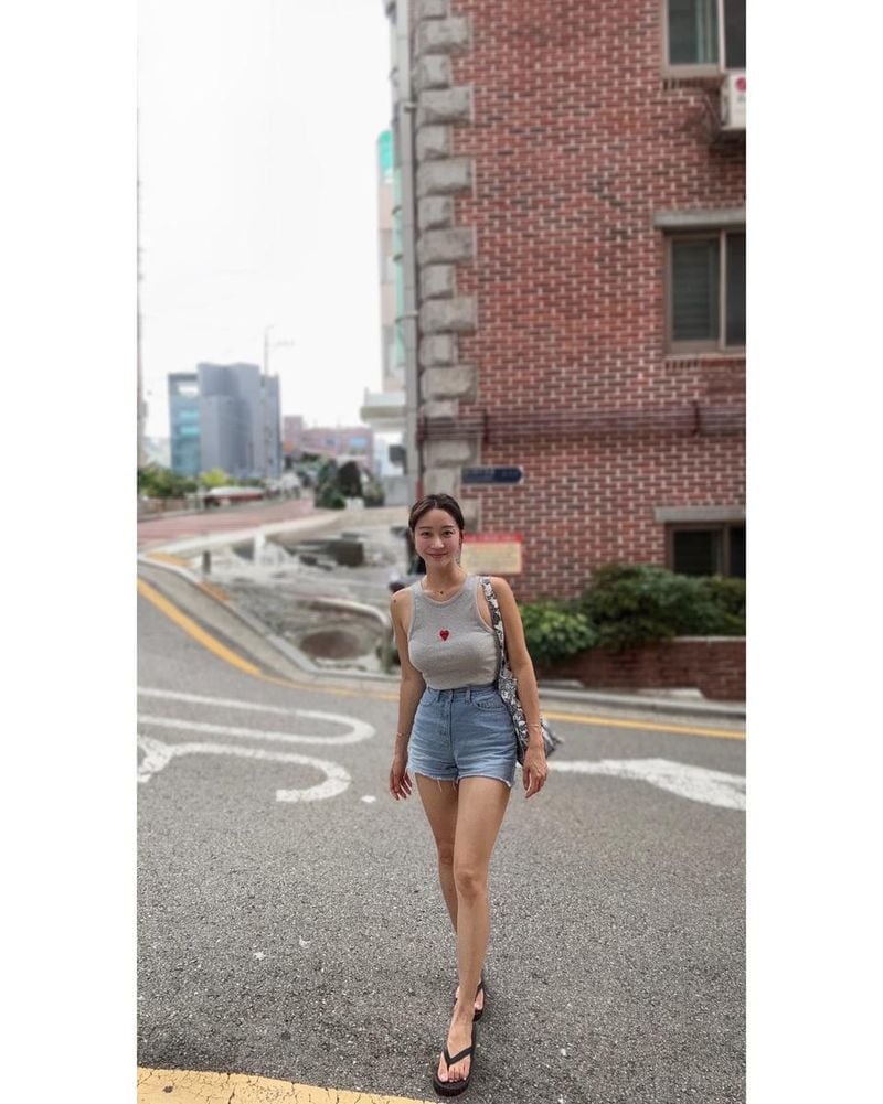 “여름의 자유로움”…한그루, 평온한 골목길→청량 일상미 / 배우 한그루 인스타그램