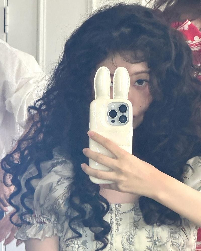 “Curled up like a secret”…레이, 여름밤 고요함→풍성한 컬의 반전 매력 / 걸그룹 아이브 레이 인스타그램