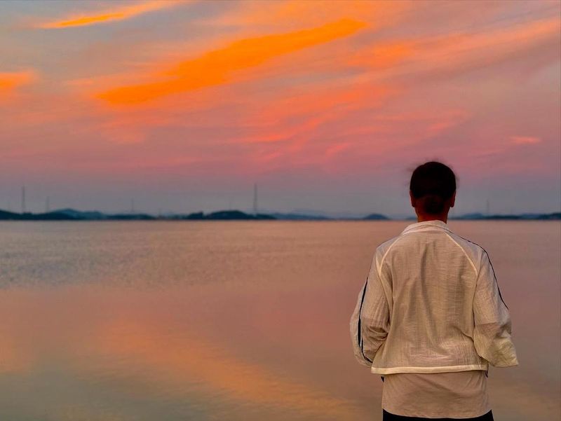 “노을빛 기대어 멈춘 시간”…인순이, 고요한 여름 저녁→감성 절정 순간