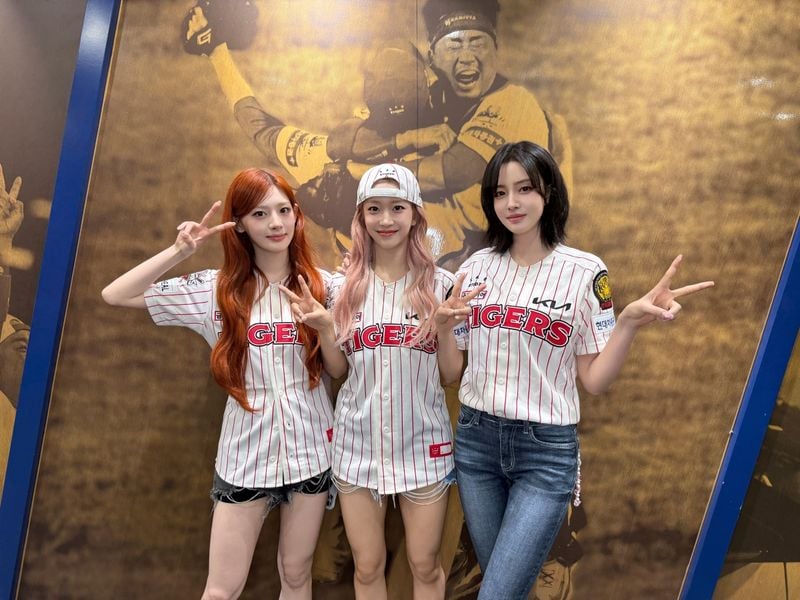 “스테이씨 윤·수민, ‘I WANT IT’ 무대 에너지로 야구장 접수→광주를 설레게 했다 / 하이업엔터테인먼트