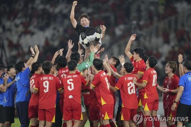 “응우옌 꽁프엉 결승골 작렬”…김상식 감독, 베트남 U-23 AFF 3연패 달성 / 연합뉴스