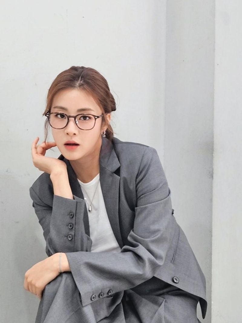 “그레이로 물든 하루”…강소라, 절제된 지성미→시선 압도 / 배우 강소라 인스타그램