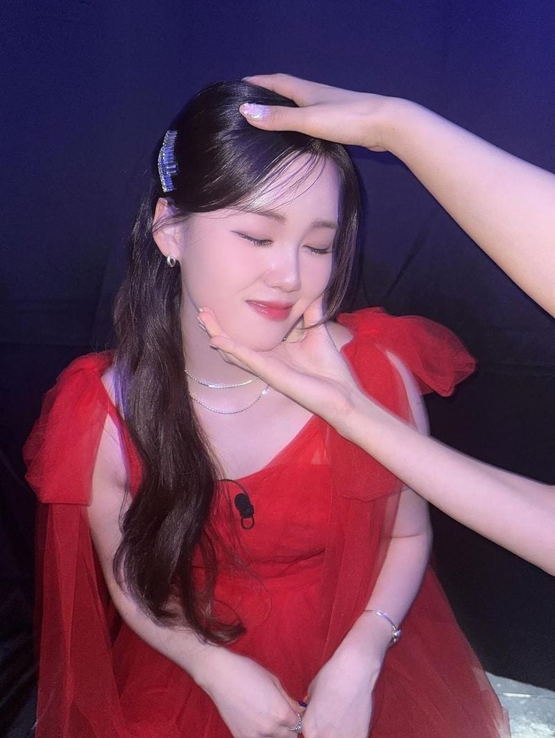 “눈을 감은 고요함”…나영, 붉은 드레스 속 여름밤→몽환적 분위기 / 가수 나영 인스타그램