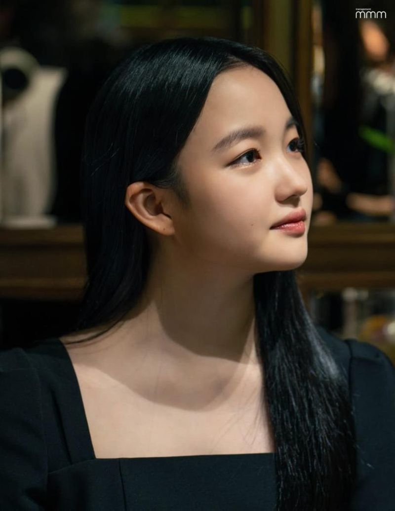 “고요함에 잠긴 시선”…최유리, 여름밤 감성→수채화 같은 정적 / 배우 최유리 인스타그램