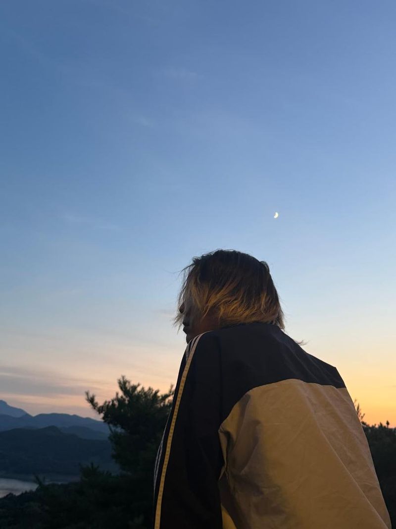“노을빛 아래 머문 뒷모습”…김상우, 여름 저녁→고요한 사색의 순간 / 그룹 저스트비 김상우 인스타그램
