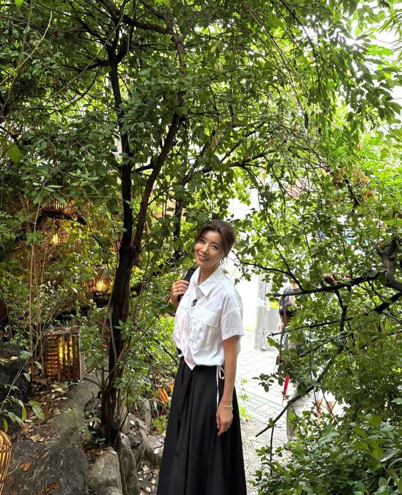“저의 평상시 일상이 궁금한 분들”…유선, 맑은 초여름빛→힐링 산책 감성 / 배우 유선 인스타그램