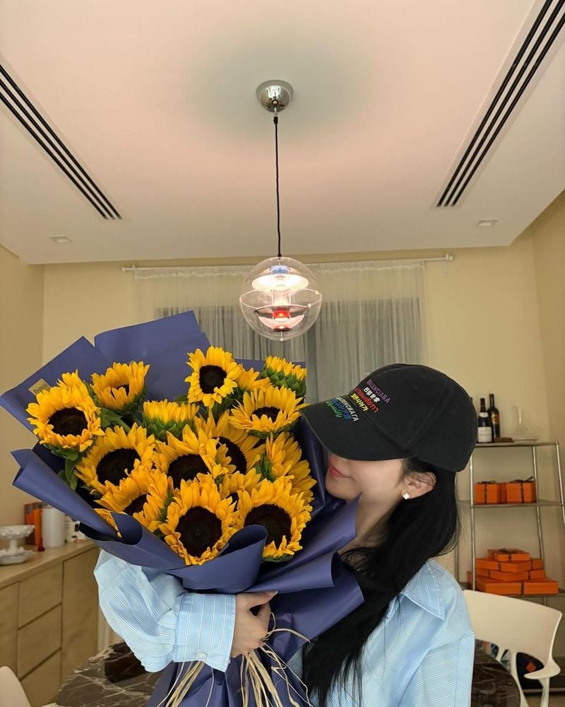 “남편의 배려에 미소를”…티아라 소연, 16주년 맞이→해바라기 꽃다발로 전한 감사 / 걸그룹 티아라 소연 인스타그램