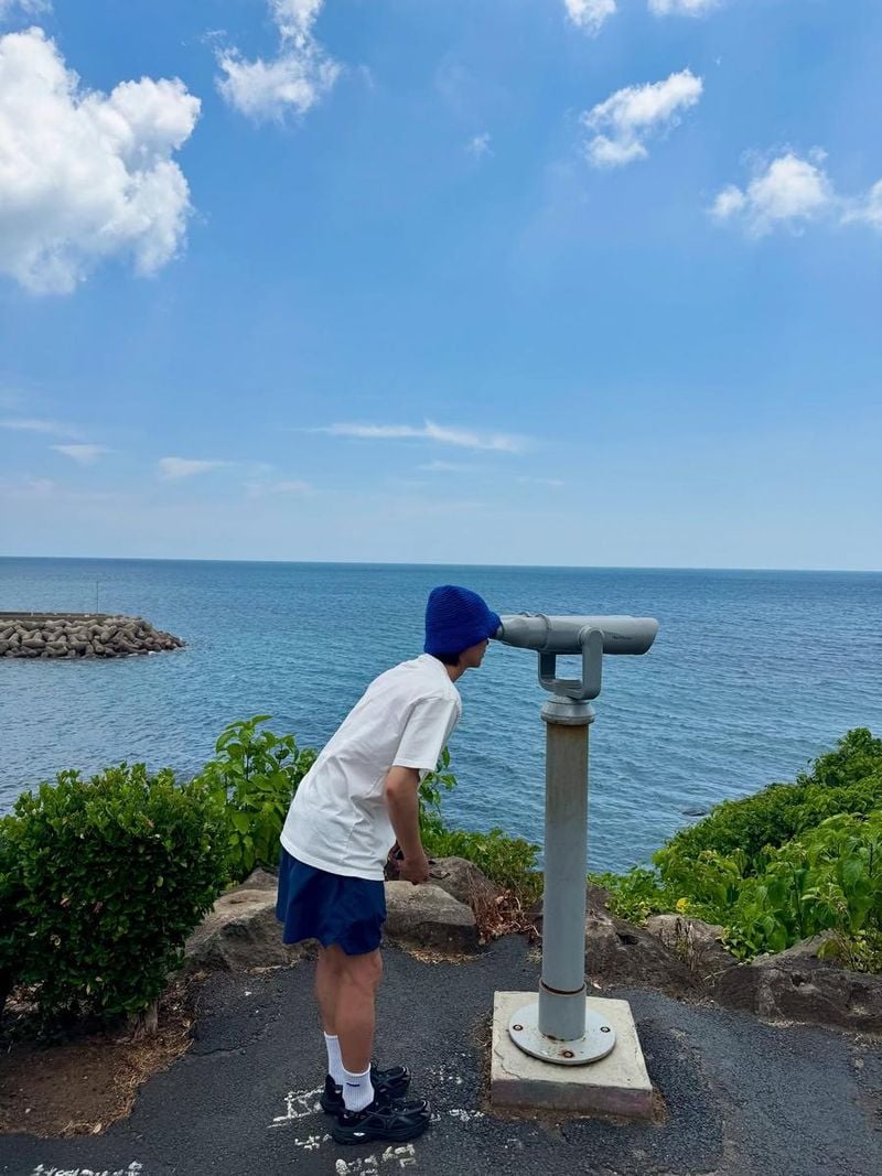 “푸른 바다에 눈을 맞추다”…온앤오프 승준, 여름 제주의 청량→섬세한 순간 포착 / 그룹 온앤오프 승준 인스타그램