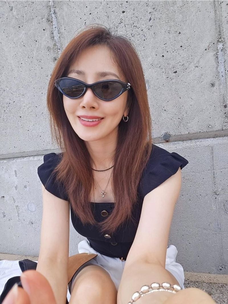 “햇살에 번진 미소”…오나라, 여름 오후→우아한 셀카 변주 / 배우 오나라 인스타그램