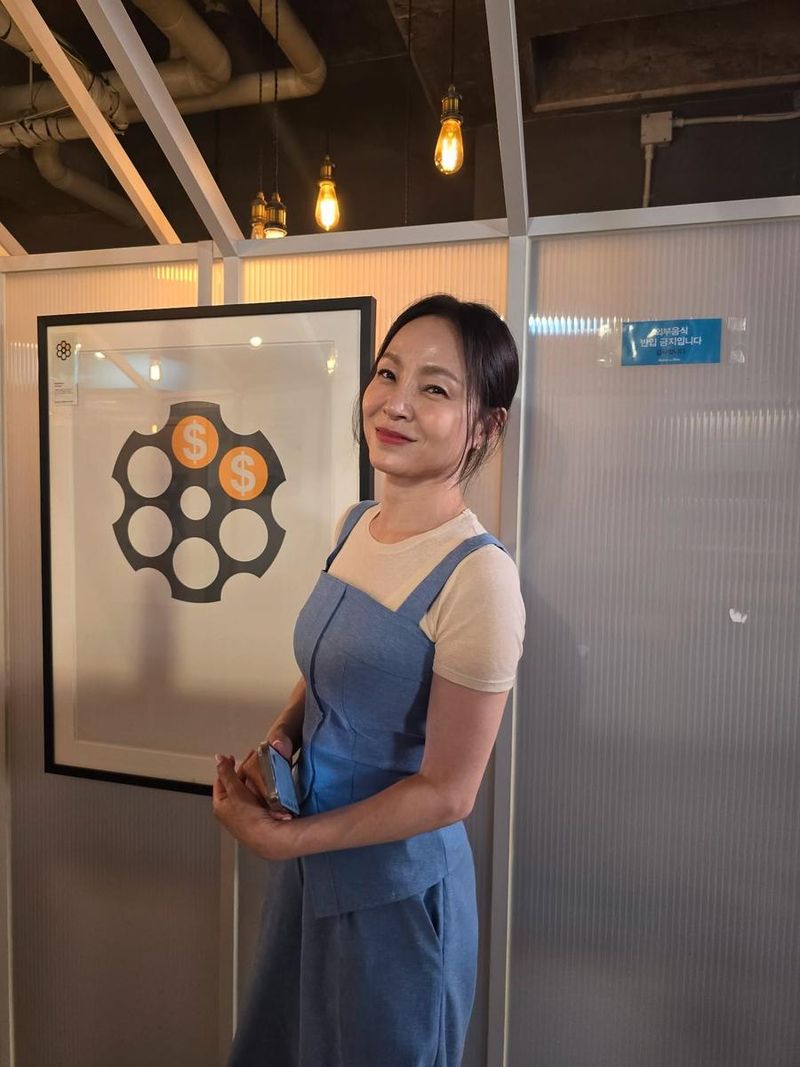 “오만추녀들과 맛있는 수다”…왁스, 촬영 현장 속 미소→여름날 온기 전하다 / 가수 왁스 인스타그램