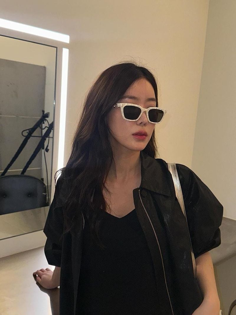 “검은빛 시크와 새하얀 프레임”…임수향, 여름 오후→대담한 존재감 / 배우 임수향 인스타그램
