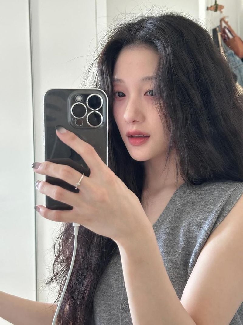 “그대들에게 생존신고”…이서연, 몽환적 눈빛→여름 오후 감성 셀카 / 가수 이서연 인스타그램