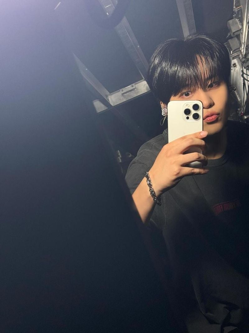 “빛에 기대어 잠시 멈춘 시간”…종호, 무대 뒤 고요→설렘 가득 셀카 / 그룹 에이티즈 종호 인스타그램