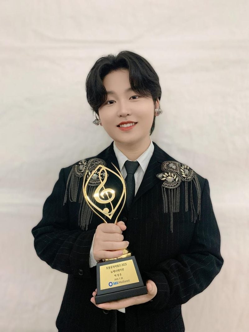 “배움을 멈추지 않겠다”…박성온, 환한 미소로 트로피→성장 서사 완성 / 가수 박성온 인스타그램