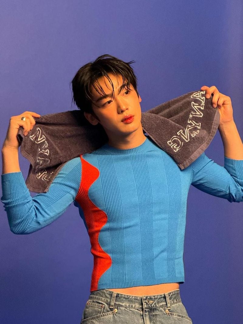“럭비의 거친 숨결을 입다”…김요한, 여름 오후→화보 속 압도적 존재감 / 위아이 김요한 인스타그램