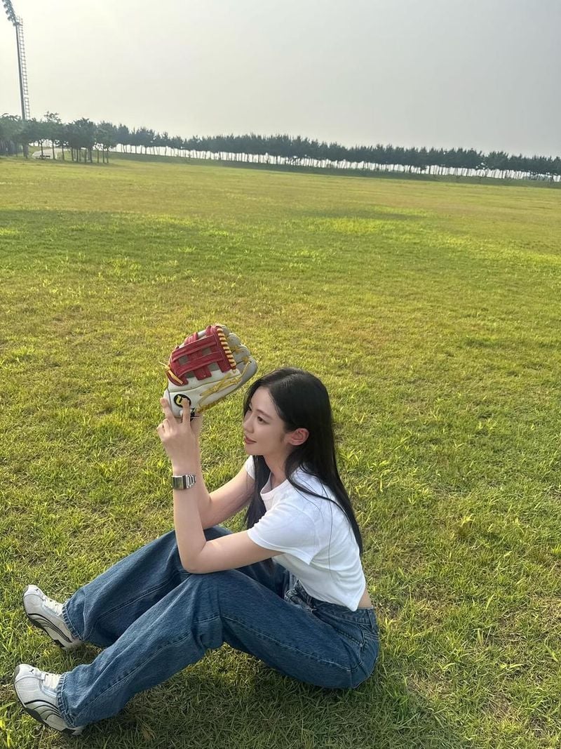 “ONLY 직진”…송지우, 푸른 필드 위 여름→햇살 속 단단한 시선 / 배우 송지우 인스타그램