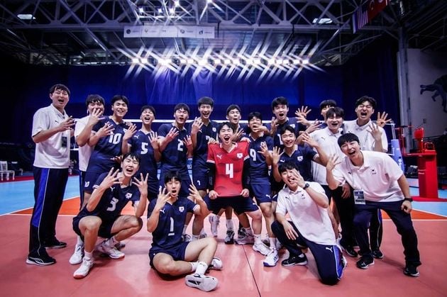 “무실세트 완승”…이준호 17점 한국 U-19, 중국 꺾고 8강 진출 / 연합뉴스
