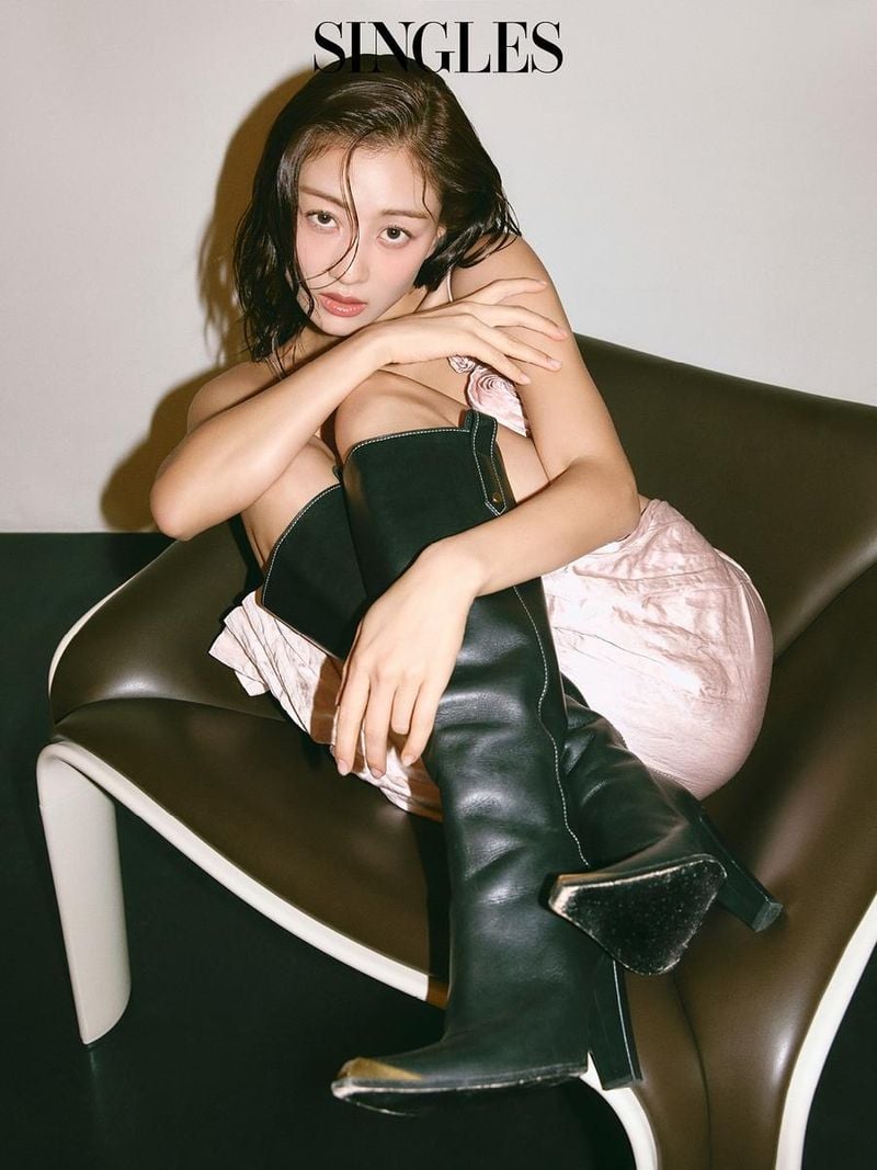“젖은 눈빛에 담긴 여름 밤”…지효, 농밀한 무드→압도적 존재감 / 걸그룹 트와이스 지효 인스타그램