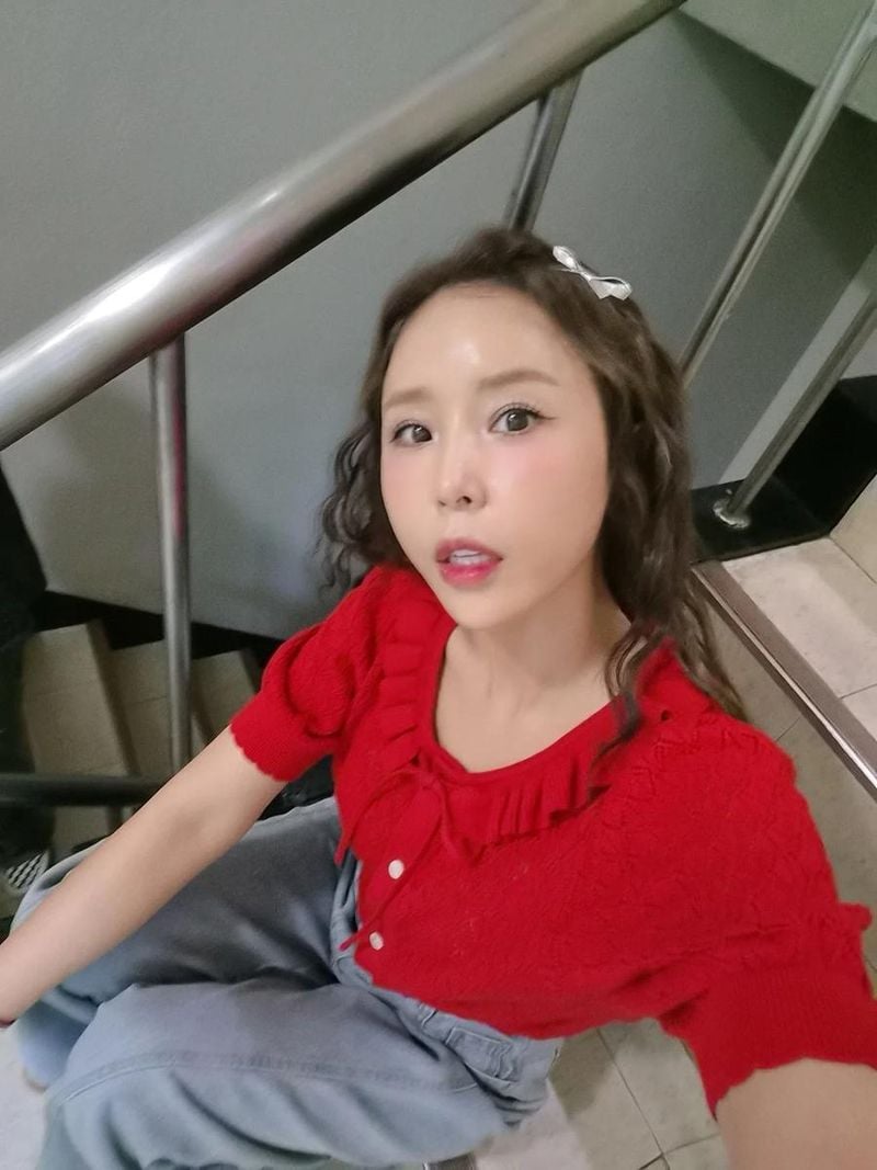 “이렇게 찍는 거 아니라구”…신지, 발랄한 계단 인증→러블리 여름 셀카 / 코요태 신지 인스타그램