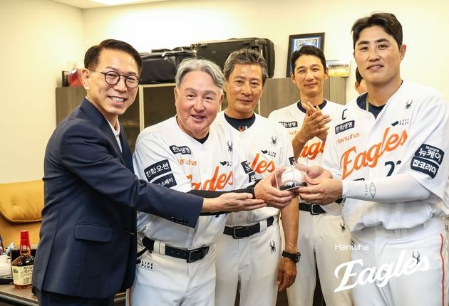 “한화 사령탑 100승”…김경문 감독, 삼성전 5-0 승리로 대기록 / 연합뉴스