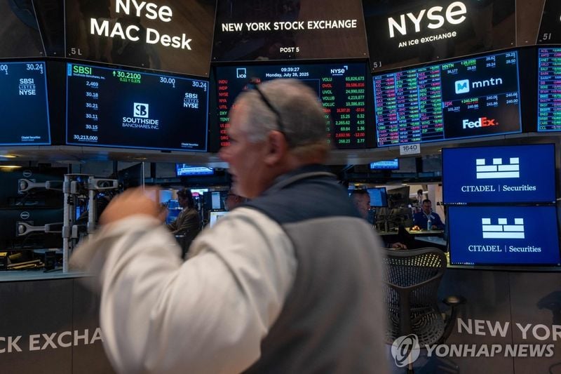 뉴욕증시, 美 2분기 GDP 3.0% 호조에 보합 출발…연준 금리 결정 대기