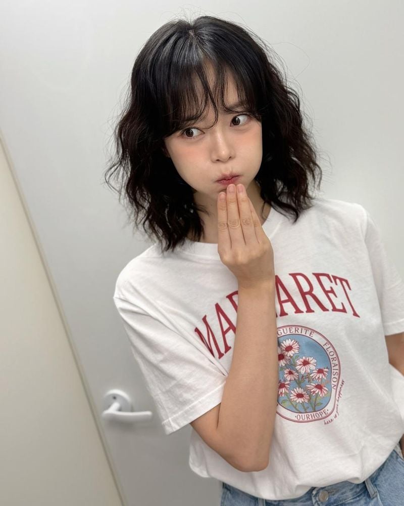 “볼 가득 여름 향기”…전소민, 꾸밈없는 미소→청량 일상 / 배우 전소민 인스타그램