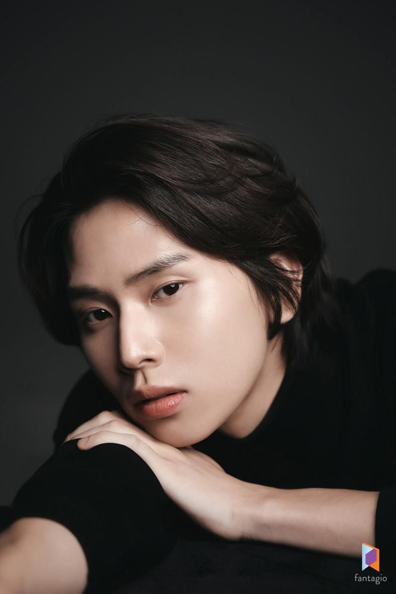 “판타지오 품은 송호준”…새 얼굴 탄생→모델·배우 활약 기대 높아져 / 판타지오