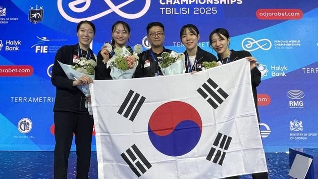 “여자 사브르 8년 만의 은메달”…전하영-최세빈-김정미-서지연, 세계선수권 준우승 / 연합뉴스