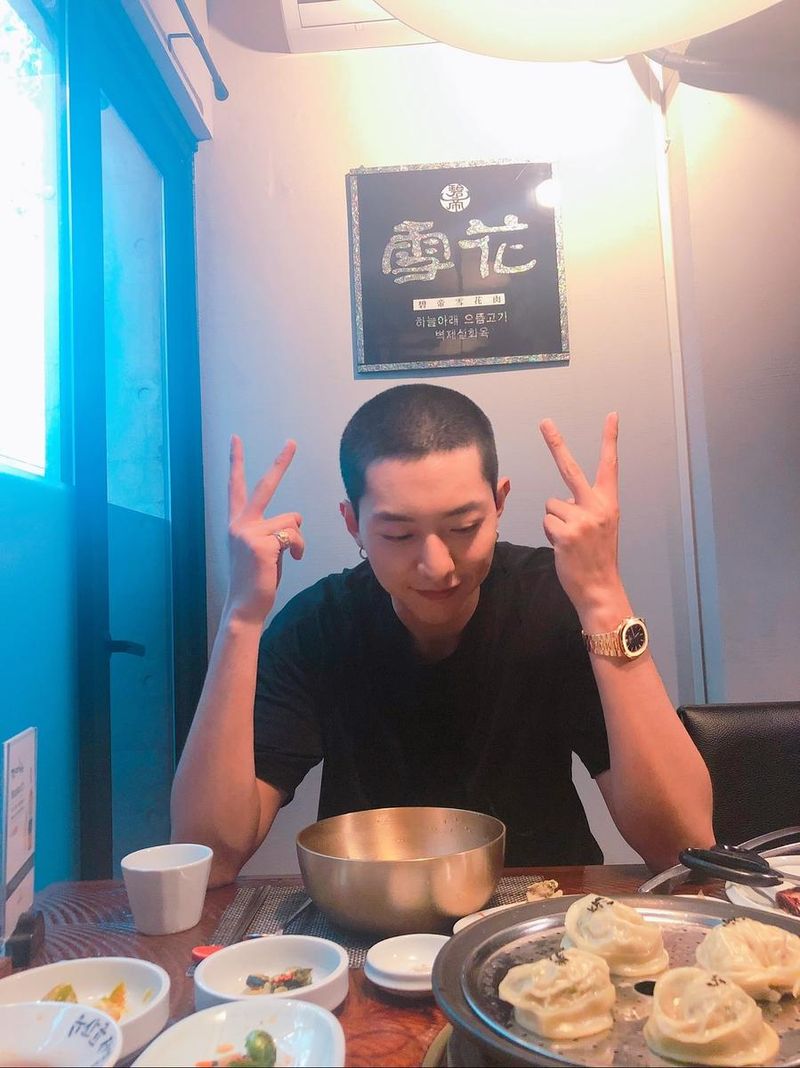 “악몽을 꾸고 일어나서”…이정신, 입대 앞둔 유쾌한 변신→머리 자르고 미소로 응답 / 그룹 씨엔블루 이정신 인스타그램