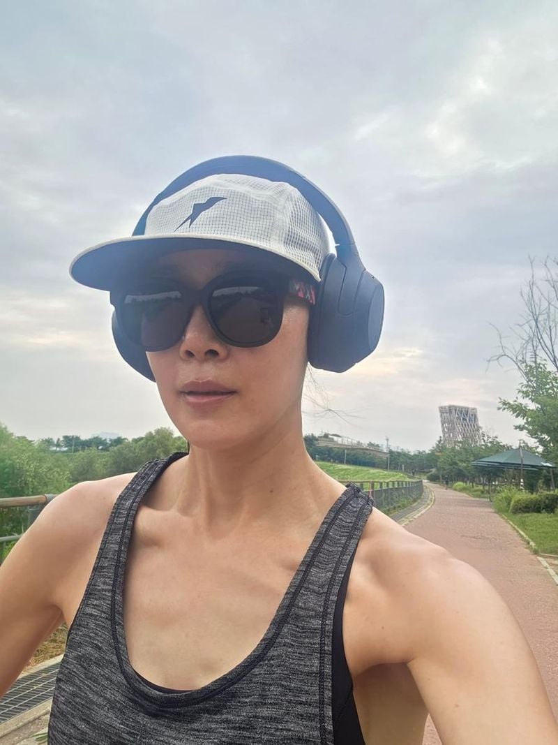 “일찍 나가면 체감적으로 시원해요”…문정희, 여름 산책로→마음 정돈 런닝 / 배우 문정희 인스타그램
