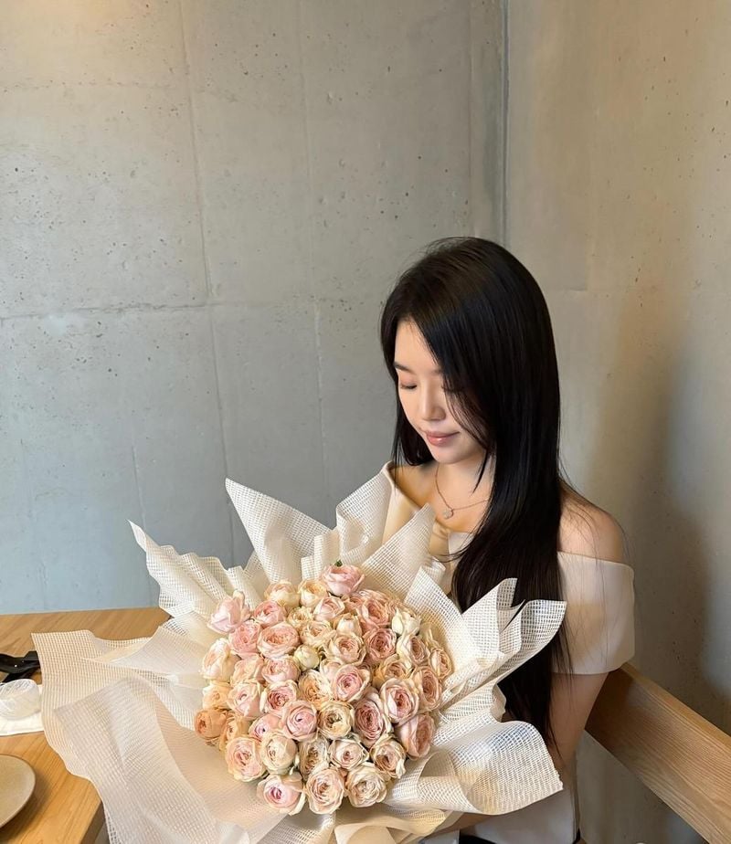 “고요함에 스며든 설렘”…조혜정, 순수한 미소→여름의 꽃다발 / 배우 조혜정 인스타그램