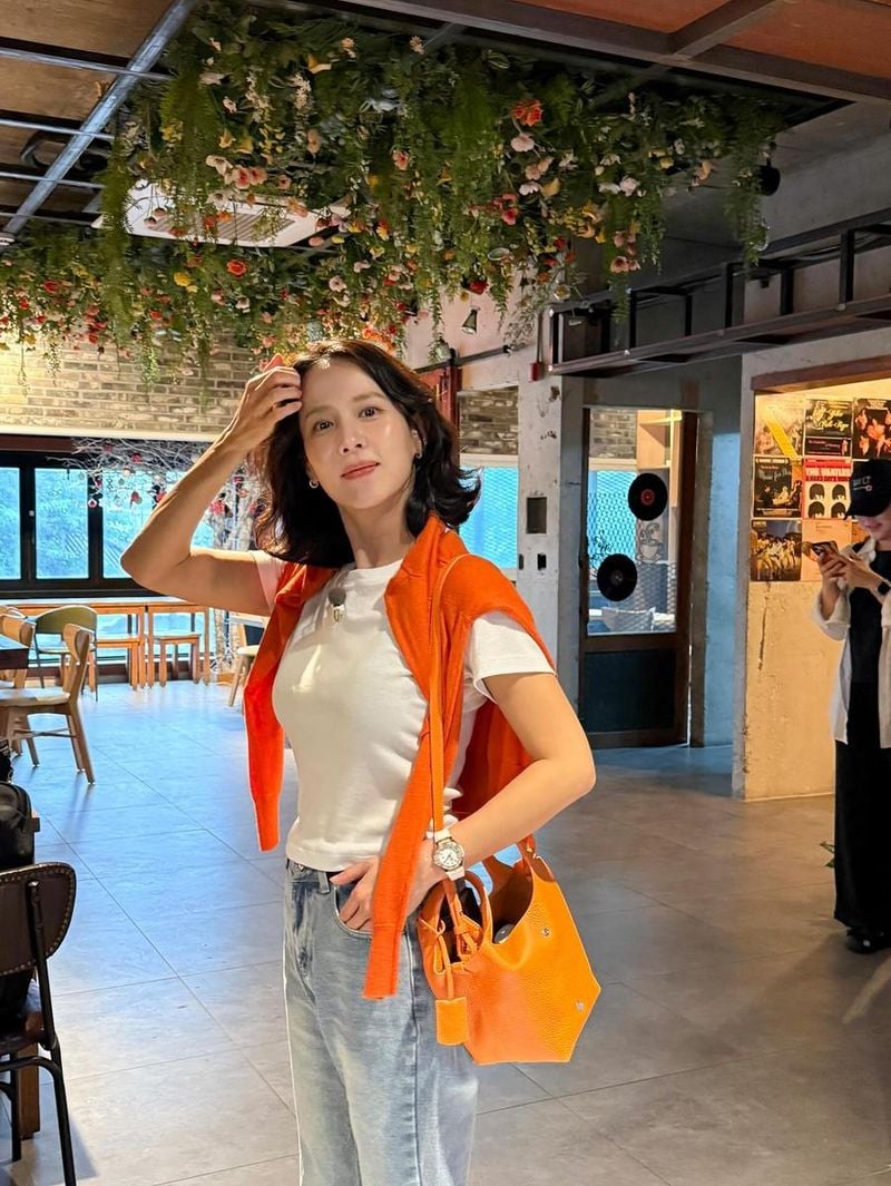 “영화 어제 개봉했습니다”…조여정, 여름빛 미소→반짝이는 근황 / 배우 조여정 인스타그램